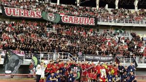 Pemain-dan-official-timnas-Indonesia-foto-bersama-usai-menjalani-laga-FIFA-Matchday.jpg
