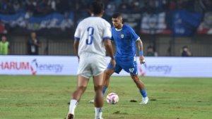 Pemain-gelandang-Persib-Bandung-Rosembergne-hadang-bola.jpg