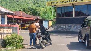 Pengendara-sepeda-motor-masuk-Kantor-Polres-Flores-Timur.jpg