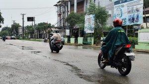 Pengendara-sepeda-motor-menggunakan-jas-hujan.jpg