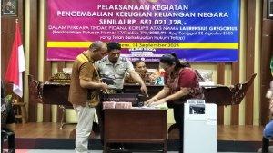 Penghitungan-uang-yang-dikembalikan-ke-kas-daerah-Kabupaten-Sikka.jpg