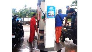 Pengisian-BBM-di-dalam-drum-pada-salah-satu-SPBU-di-Kota-Kefamenanu-Kabupaten-TTU.jpg
