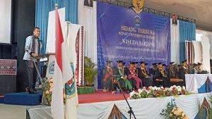 Penjabat-Bupati-Flotim-Doris-Alexander-Rihi-membawakan-sambutan-pada-acara-wisuda-sarjana-UNIFLOR.jpg