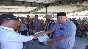 Penjabat-Bupati-Lembata-Marsianus-Jawa-menyerahkan-secara-langsung-sertifikat-tanah.jpg