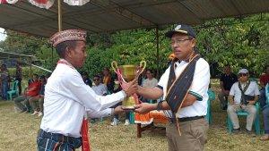 Penjabat-Bupati-Manggarai-Timur-sedang-menyerahkan-piala-bergilir.jpg