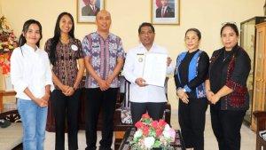 Penjabat-Bupati-Oder-Maks-Sombu-menunjukkan-Perbup-Nomor-60-Tahun-2024.jpg