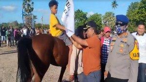 Penjabat-Bupati-Rote-Ndao-Ketua-Pordasi-dan-Kapolres-menyerahkan-bendera-pemenang-kepada-joki-kuda.jpg