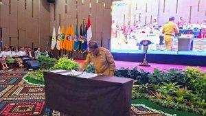 Penjabat-Bupati-Rote-Ndao-Oder-Maks-Sombu-saat-melakukan-penandatanganan.jpg
