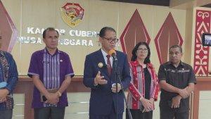 Penjabat-Gubernur-NTT-Andriko-Noto-Susanto-jas-hitam-saat-memberikan-keterangan.jpg
