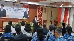Penjabat-Gubernur-NTT-Ayodhia-Kalake-saat-memberikan-sambutan-dalam-acara-pengukuhan.jpg