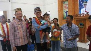 Penjabat-Gubernur-NTT-menggendong-balita.jpg