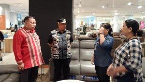 Penjabat-Wali-Kota-Kupang-Fahrensy-Funay-saat-melakukan-pemantauan-penyaluran-THR.jpg