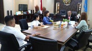 Penjabat-Wali-Kota-Kupang-Linus-Lusi-berdiskusi-bersama-panitia.jpg