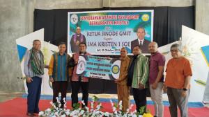 Penyerahan-Aplikasi-dan-Raport-Berkarakter-Kristus-oleh-Yapenkris-kepada-Ketua-Sinode-GMIT.jpg