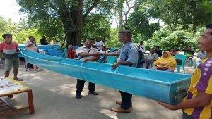 Penyerahan-bantuan-sampan-jenis-fiber-untuk-petani-rumput-laut-di-Desa-Wuakerong.jpg