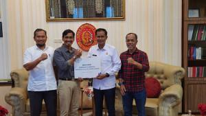 Penyerahan-bantuan-secara-simbolis-oleh-GM-PLN-NTT-kepada-Kajati-NTT.jpg
