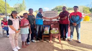 Penyerahan-bantuan-secara-simbolis-oleh-Manager-PLN-UP3-Flores-bagian-Timur.jpg