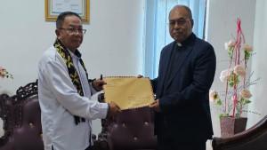 Penyerahan-dokumen-Amicus-Curiae-dari-Romo-Leonardus-Mali-kepada-Ferry-Haryanto.jpg