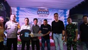 Penyerahan-hadiah-secara-simbolis.jpg