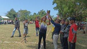 Penyerahan-piala-tetap-Bupati-Cup-dari-Tim-Kecamatan-Ranamese.jpg