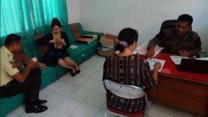 Penyerahan-uang-pengganti-dari-keluarga-terpidana-kasus-korupsi-pengadaan-ALKES-RSUD-Kefamenanu.jpg