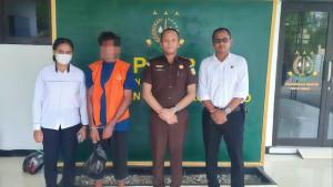 Penyidik-Unit-PPA-Polres-saat-penyerahan-tersangka-kasus-persetubuhan-anak-ke-kejaksaan.jpg