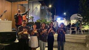 Perayaan-tiup-lilin-yang-dilakukan-oleh-lima-brand-ambassador-Paradox-Marisa-Dillak.jpg