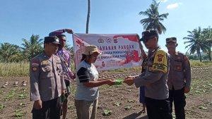 Personel-Polres-Sikka-Polsek-Waigete-Sub-Sektor-Nebe-menyambangi-dan-memberikan-bibit-sayur.jpg