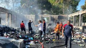 Personil-Damkar-Kota-Kupang-memadamkan-api-yang-membakar-Gedung-Arsip-BPMP-NTT.jpg