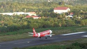 Pesawat-AirAsia-mendarat-di-Bandara-Komodo-Labuan-Bajo.jpg