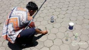 Petugas-BMKG-Jawa-Tengah-menunjukkan-alat-Psychrometer-Assmann.jpg