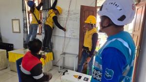 Petugas-PLN-tengah-melakukan-pemasangan-instalasi.jpg