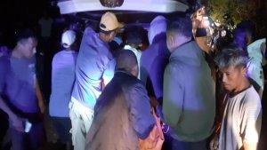 Pihak-keluarga-dan-anggota-polisi-mengevakuasi-jenazah-ke-mobil.jpg