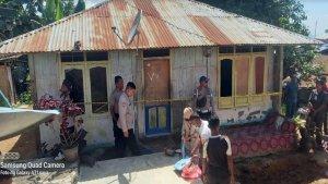 Polisi-sedang-melakukan-olah-tempat-kejadian-perkara-di-lokasi-pembunuhan-Desa-Woloria-sikka.jpg