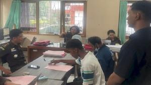 Polresta-Kupang-Kota-menyerahkan-dua-tersangka-kasus-pengeroyokan.jpg