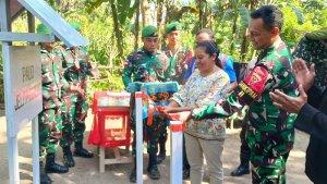 Pos-Delomil-Kipam-II-dari-Satgas-Yonif-742SWY-meresmikan-bangunan-Paud.jpg