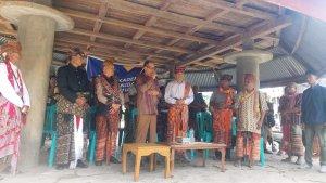 Pose-Bupati-Timor-Tengah-Utara-Juandi-David-saat-menemui-masa.jpg