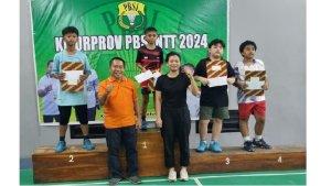 Pose-bersama-Sekretaris-PBSI-NTT-Addy-Manafe-bersama-atlet-atlet-meraih-juara-di-Kejurprov.jpg