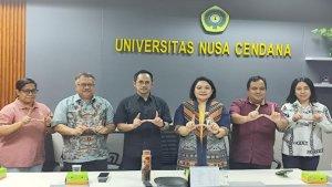 Pose-bersama-para-pimpinan-di-Undana-dengan-perwakilan-dari-masing-masing-program-studi.jpg
