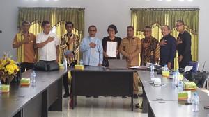 Pose-bersama-pimpinan-FKUB-NTT-bersama-para-tokoh-agama-dari-Katolik-dan-Protestan.jpg