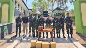 Prajurit-Satgas-Pamtas-RI-RDTL-Sektor-Barat-Pos-Baen-saat-mengamankan-barang-bukti.jpg