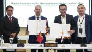 President-of-the-CTL-Board-dan-CEO-Telin-lakukan-penandatanganan-MOU-konoetivitas-digital.jpg