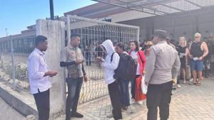 Proses-embarkasi-penumpang-Kapal-Express-Bahari-8E.jpg