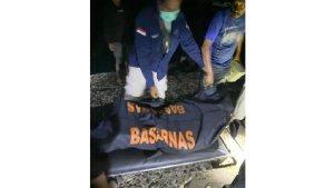 Proses-evakuasi-jenazah-pria-yang-ditemukan-menggambang-di-laut-Beang-Desa-Aramaba.jpg