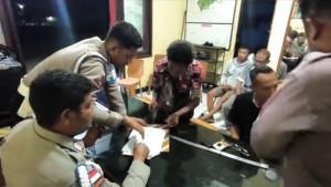 Proses-penyelesaian-damai-antara-warga-tindakan-kekerasan-dan-tiga-anggota-Polsek-Sasitamean.jpg