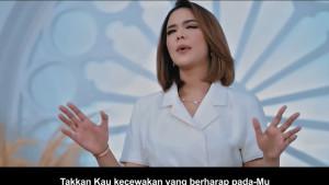 Putri-Siagian-membawakan-lagu-Lirik-Lagu-Rohani-Bukan-Dengan-Kuatku.jpg