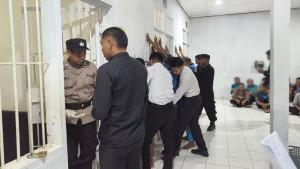 RAZIA-Suasana-razia-gabungan-di-blok-hunian-warga-binaan-Rutan-Kelas-IIB-Soe.jpg
