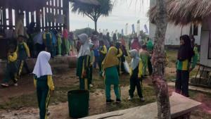 Ratusan-siswa-bersihkan-Pantai-Pero-Konda.jpg