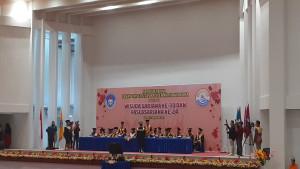 Rektor-UKAW-Kupang-Prof-Dr-Godlief-F-Neonufa-MT-memindahkan-tali-toga-salah-satu-wisudawan.jpg