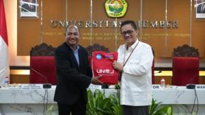 Rektor-Unej-Iwan-Taruna-memberikan-cindera-mata-kepada-Ketua-Delegasi-RDTL.jpg